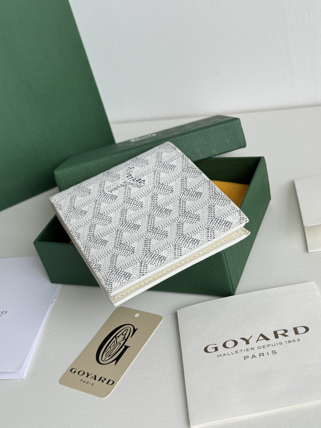 Goyard White Bi-Fold Wallet with 8 Card Slots, Compact and Stylish 7 cmp i1746268362076 7419 0 5