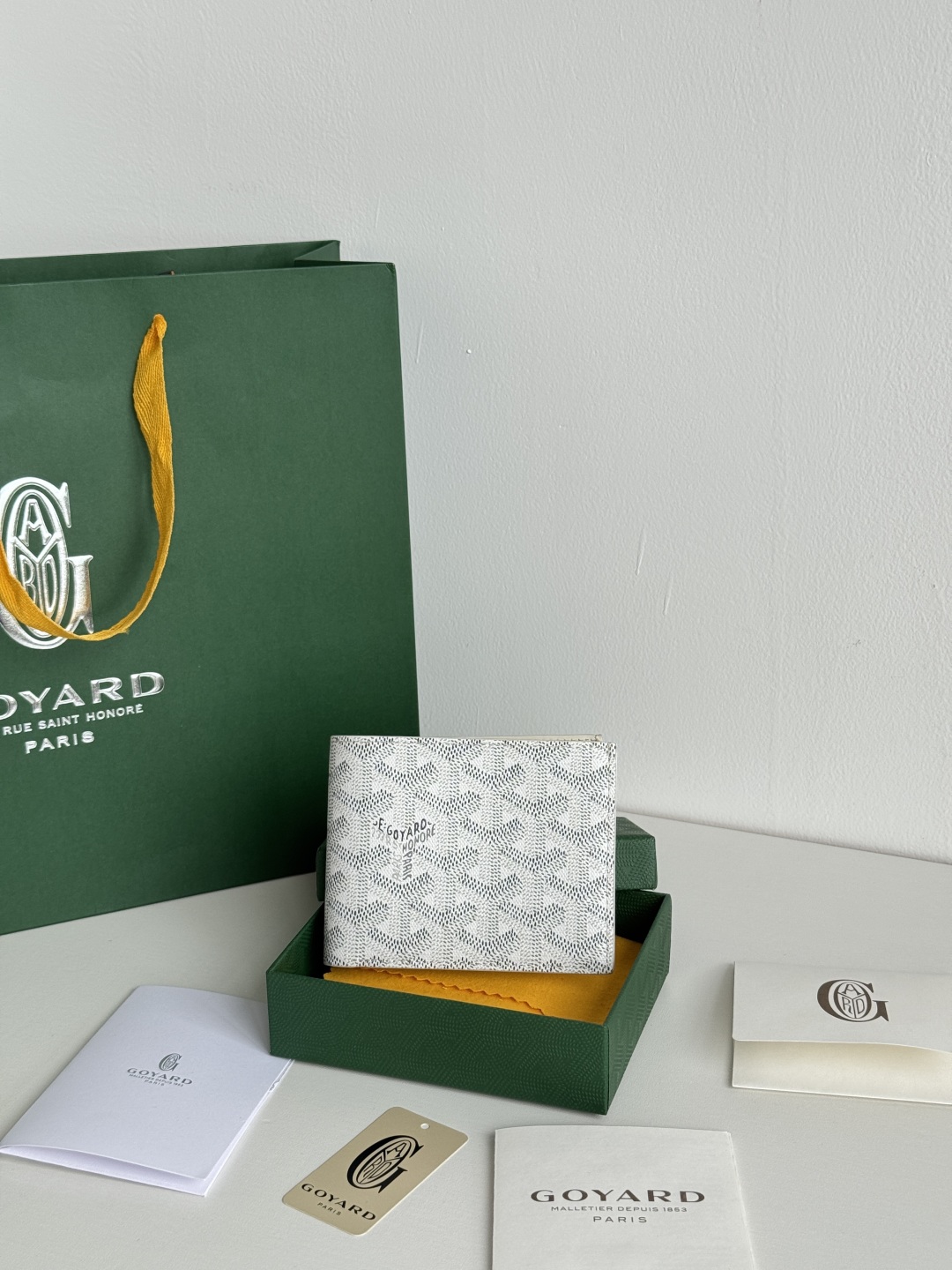 Goyard White Bi-Fold Wallet with 8 Card Slots, Compact and Stylish 2 cmp i1746268362078 2676 0 0