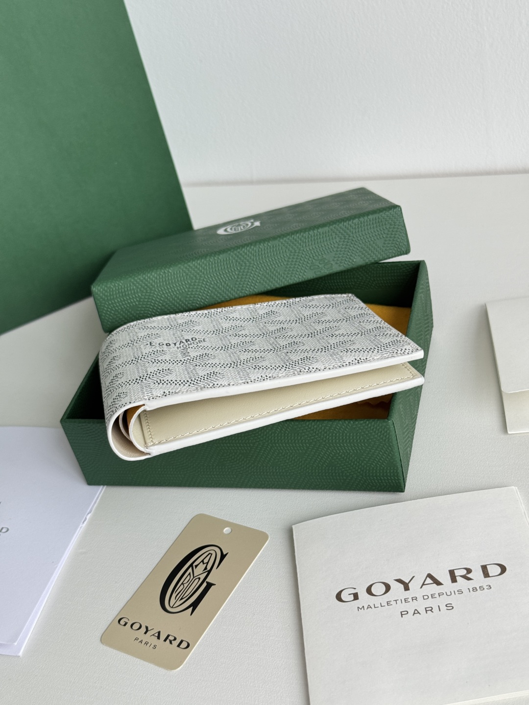 Goyard White Bi-Fold Wallet with 8 Card Slots, Compact and Stylish 6 cmp i1746268362083 6505 0 4