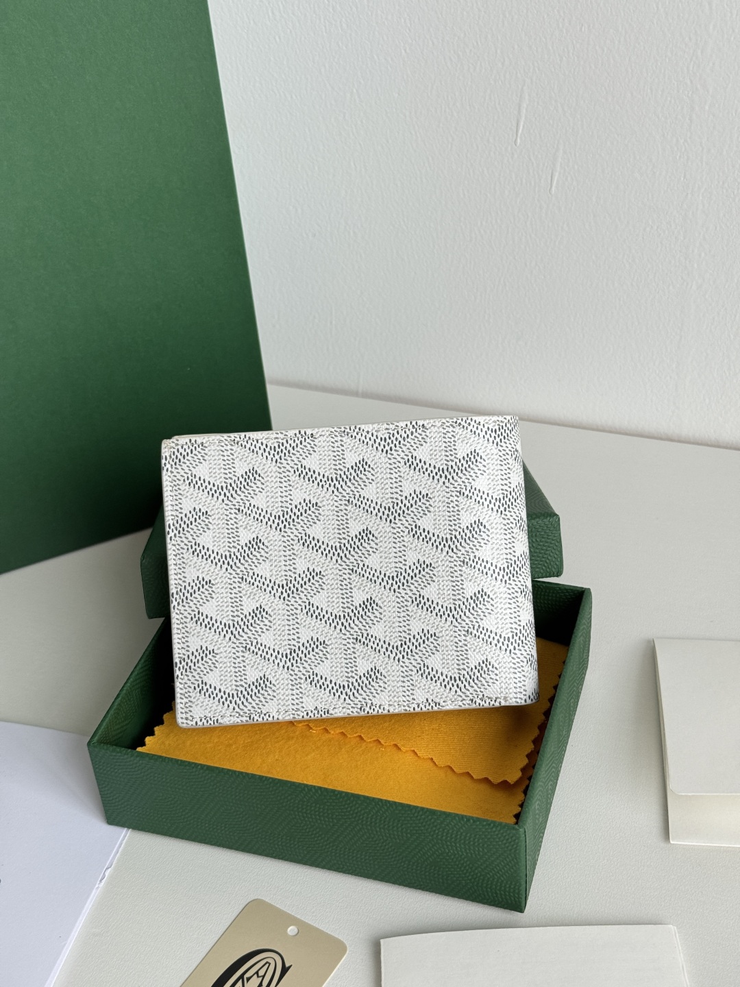 Goyard White Bi-Fold Wallet with 8 Card Slots, Compact and Stylish 4 cmp i1746268362098 4657 0 2