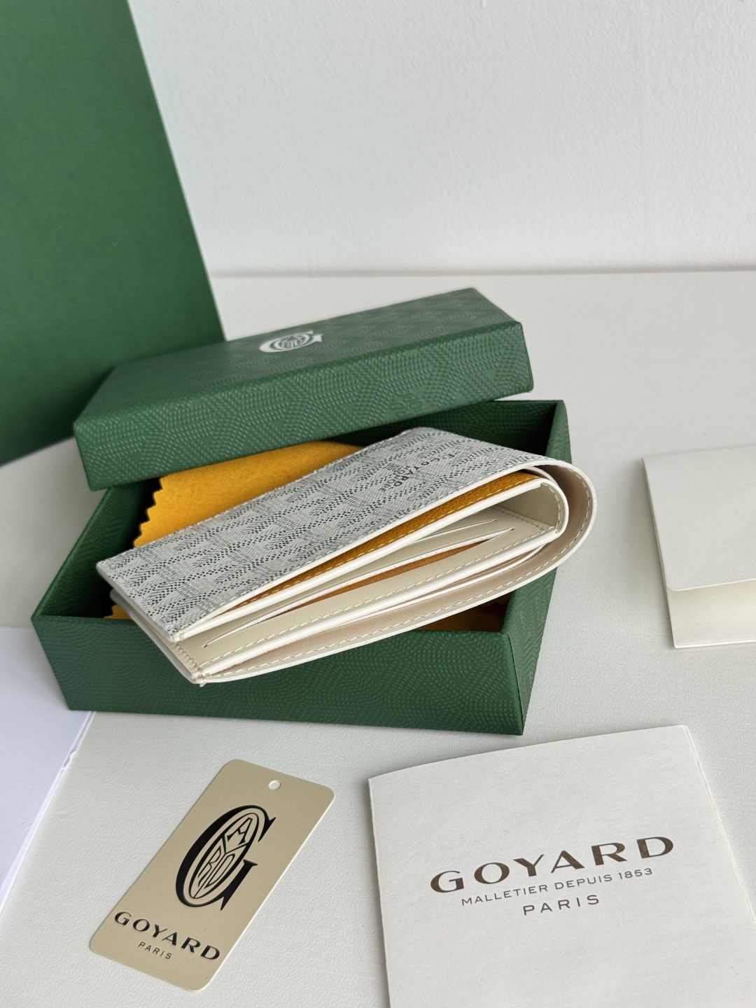 Goyard White Bi-Fold Wallet with 8 Card Slots, Compact and Stylish 5 cmp i1746268363699 9661 0 3