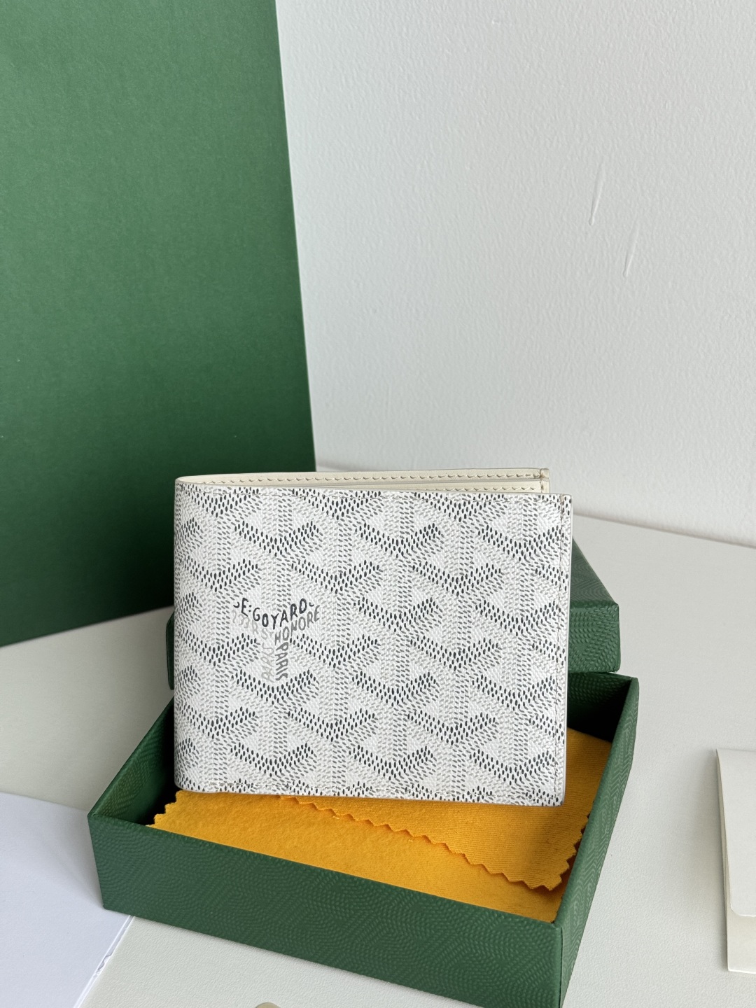 Goyard White Bi-Fold Wallet with 8 Card Slots, Compact and Stylish 3 cmp i1746268363703 6814 0 1
