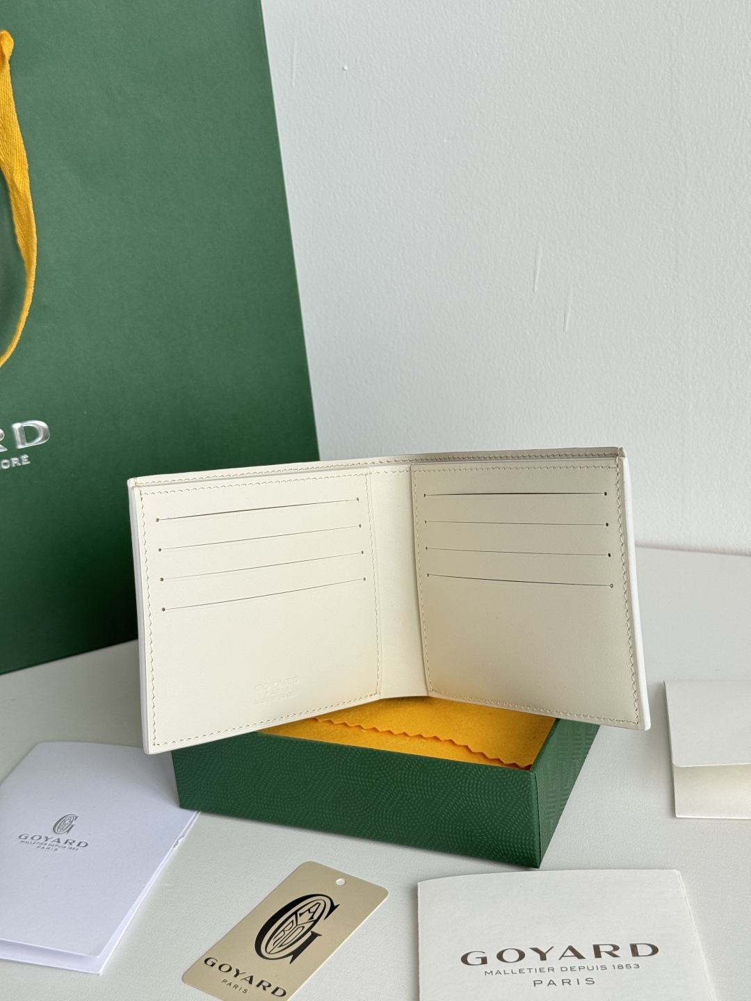 Goyard White Bi-Fold Wallet with 8 Card Slots, Compact and Stylish 8 cmp i1746268363709 5534 0 6