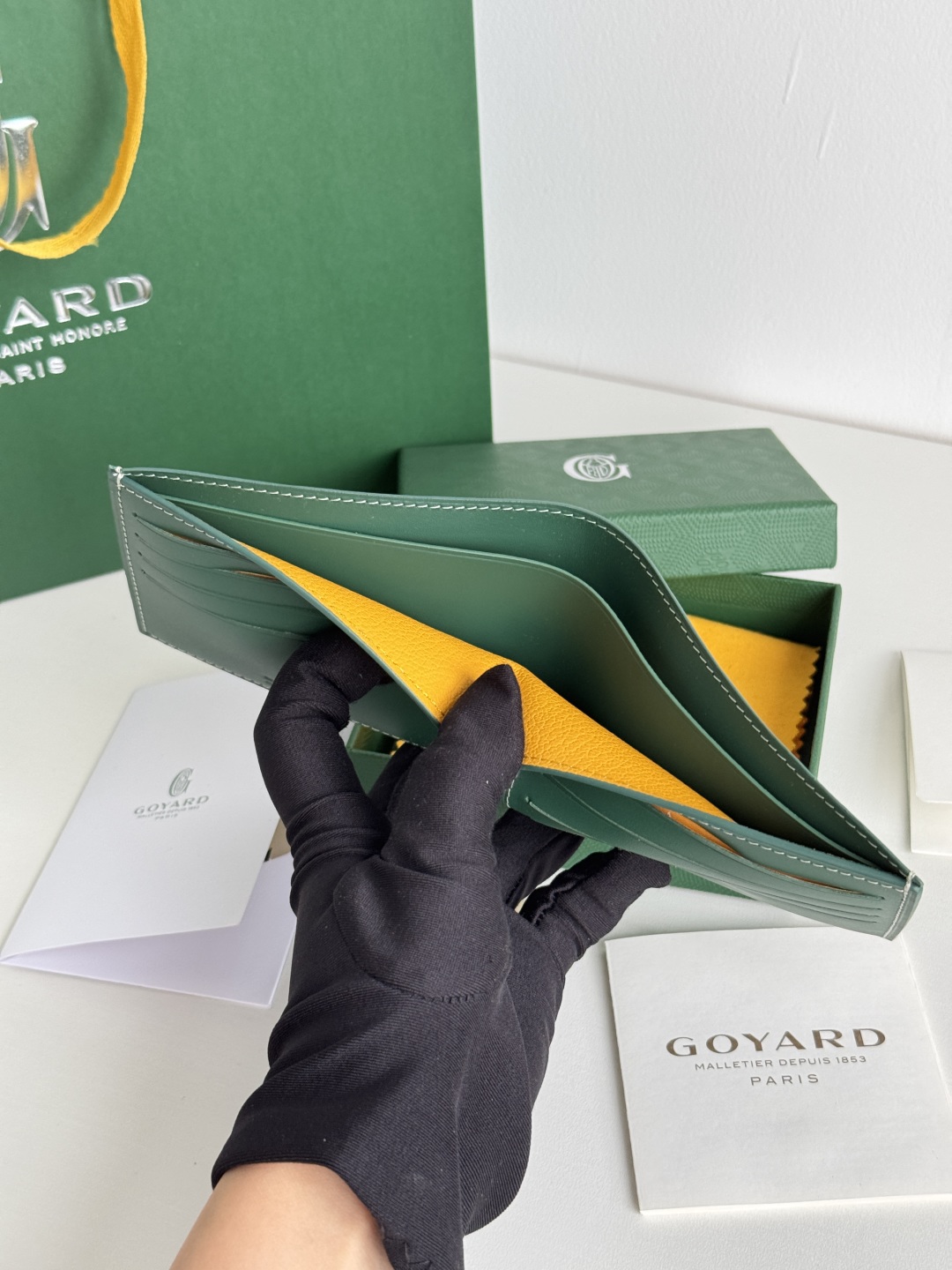 Goyard Bi-Fold Wallet - 8 Card Slots, Compact Design, Classic Style 10 cmp i1746268382377 7568 0 8