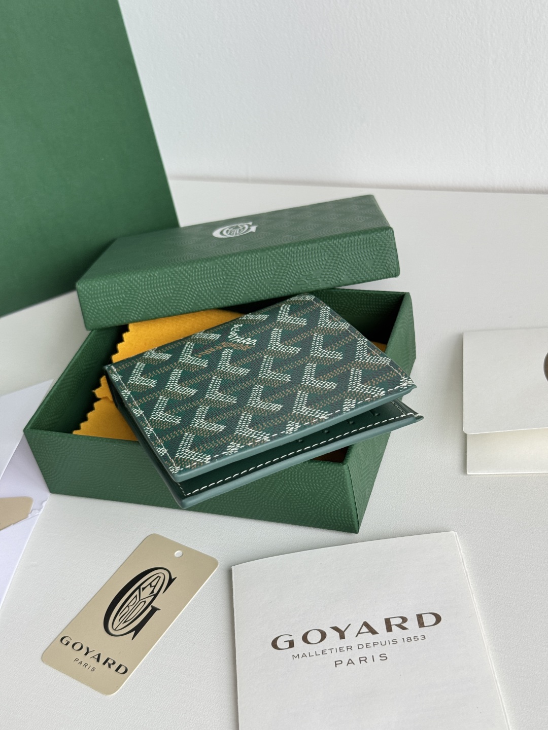 Goyard Bi-Fold Wallet - 8 Card Slots, Compact Design, Classic Style 7 cmp i1746268382378 257 0 5