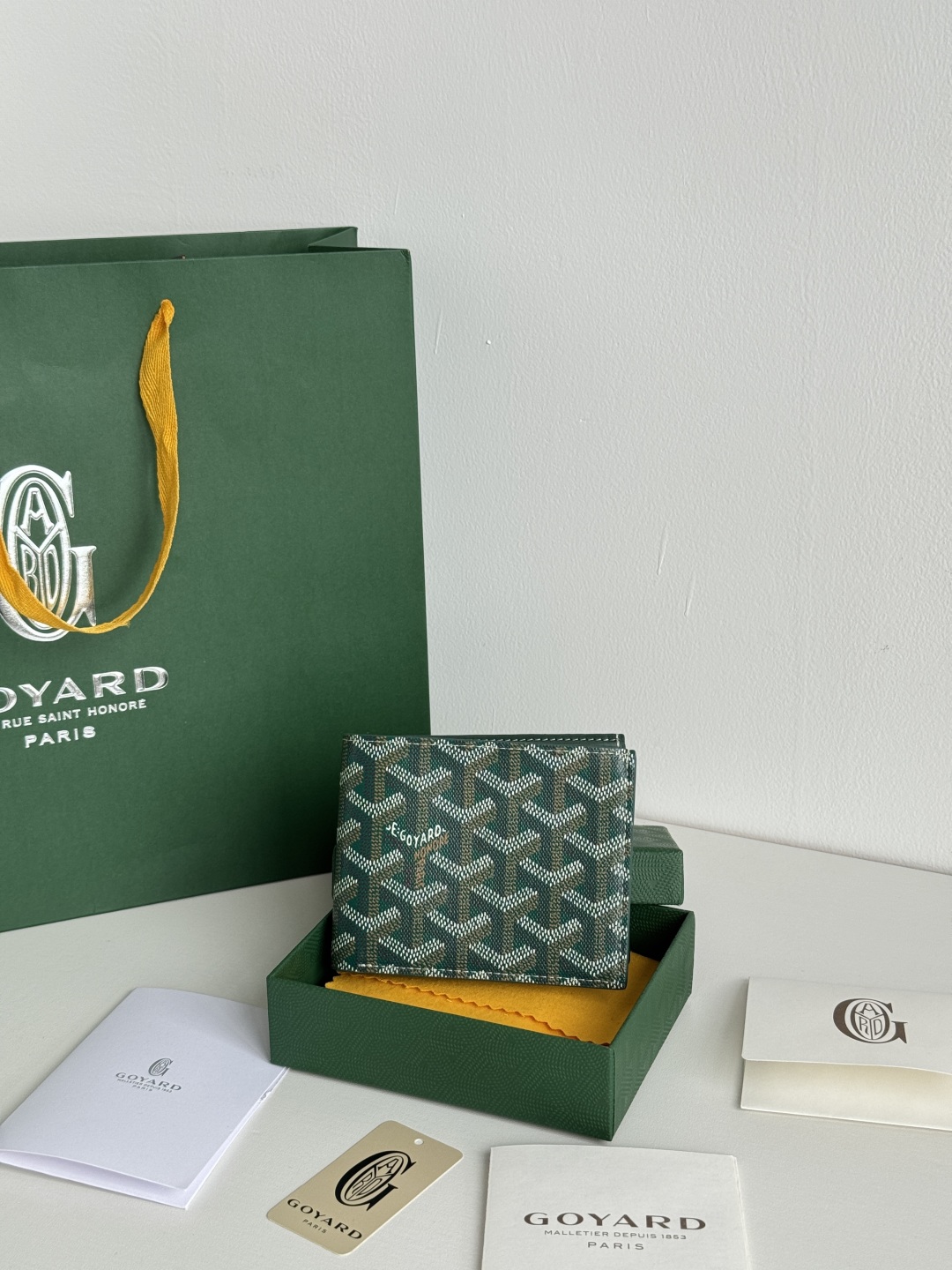 Goyard Bi-Fold Wallet - 8 Card Slots, Compact Design, Classic Style 2 cmp i1746268382380 4546 0 0
