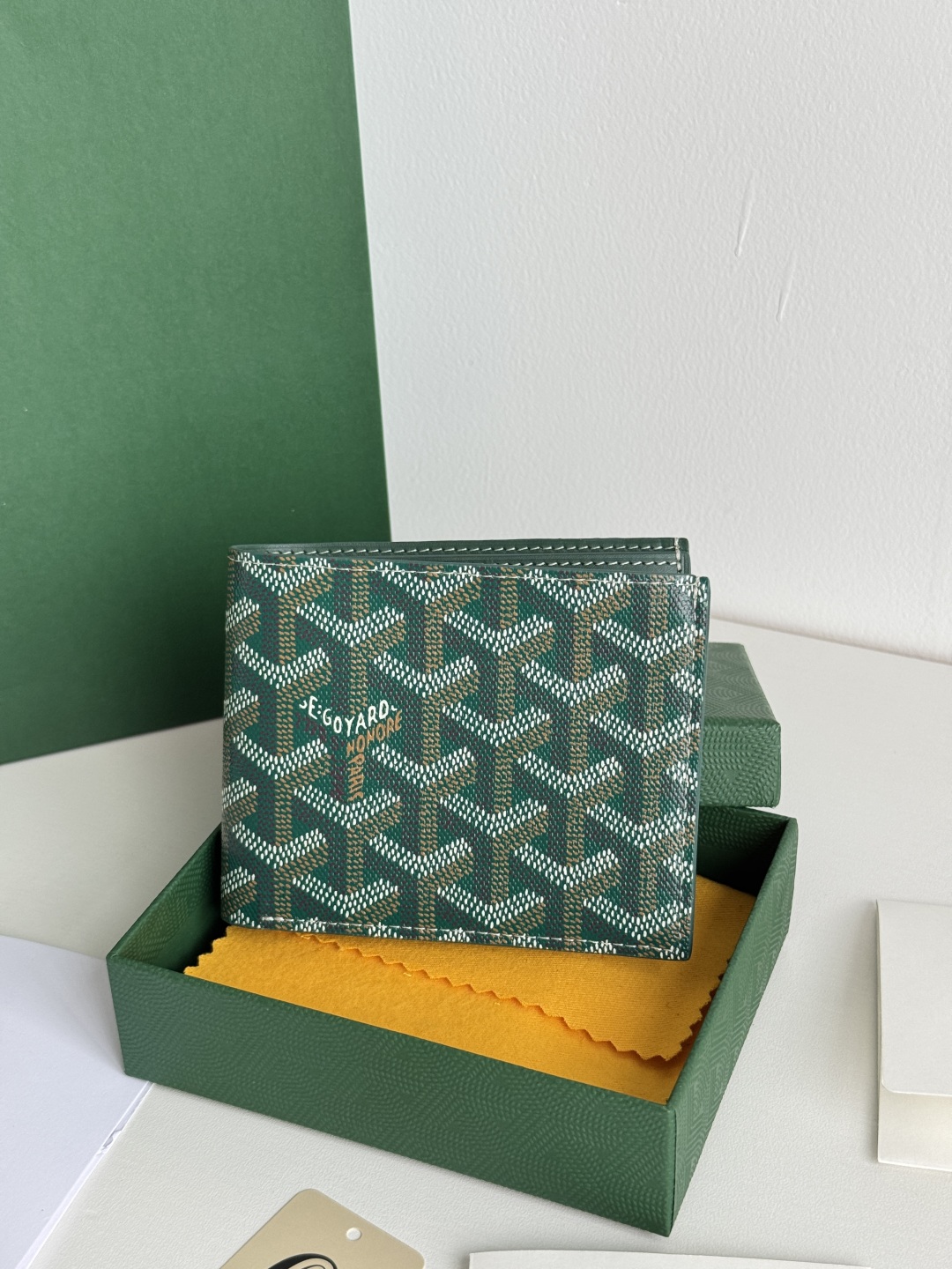 Goyard Bi-Fold Wallet - 8 Card Slots, Compact Design, Classic Style 3 cmp i1746268383965 2199 0 1