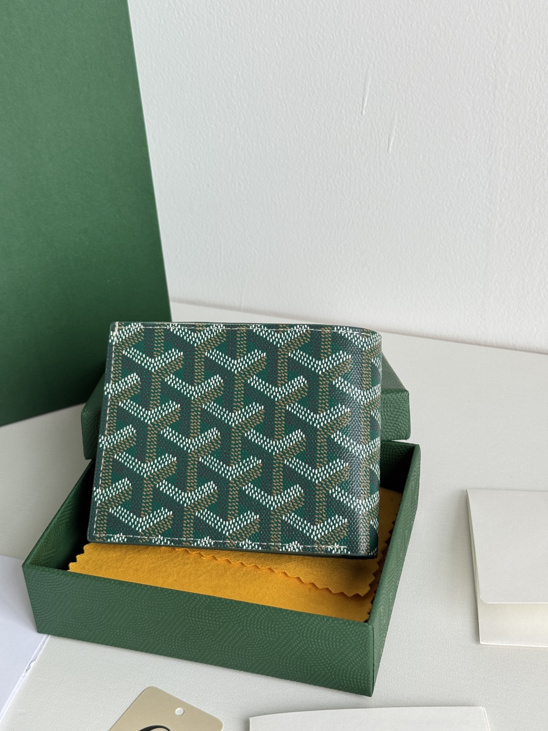 Goyard Bi-Fold Wallet - 8 Card Slots, Compact Design, Classic Style 4 cmp i1746268383967 8265 0 2