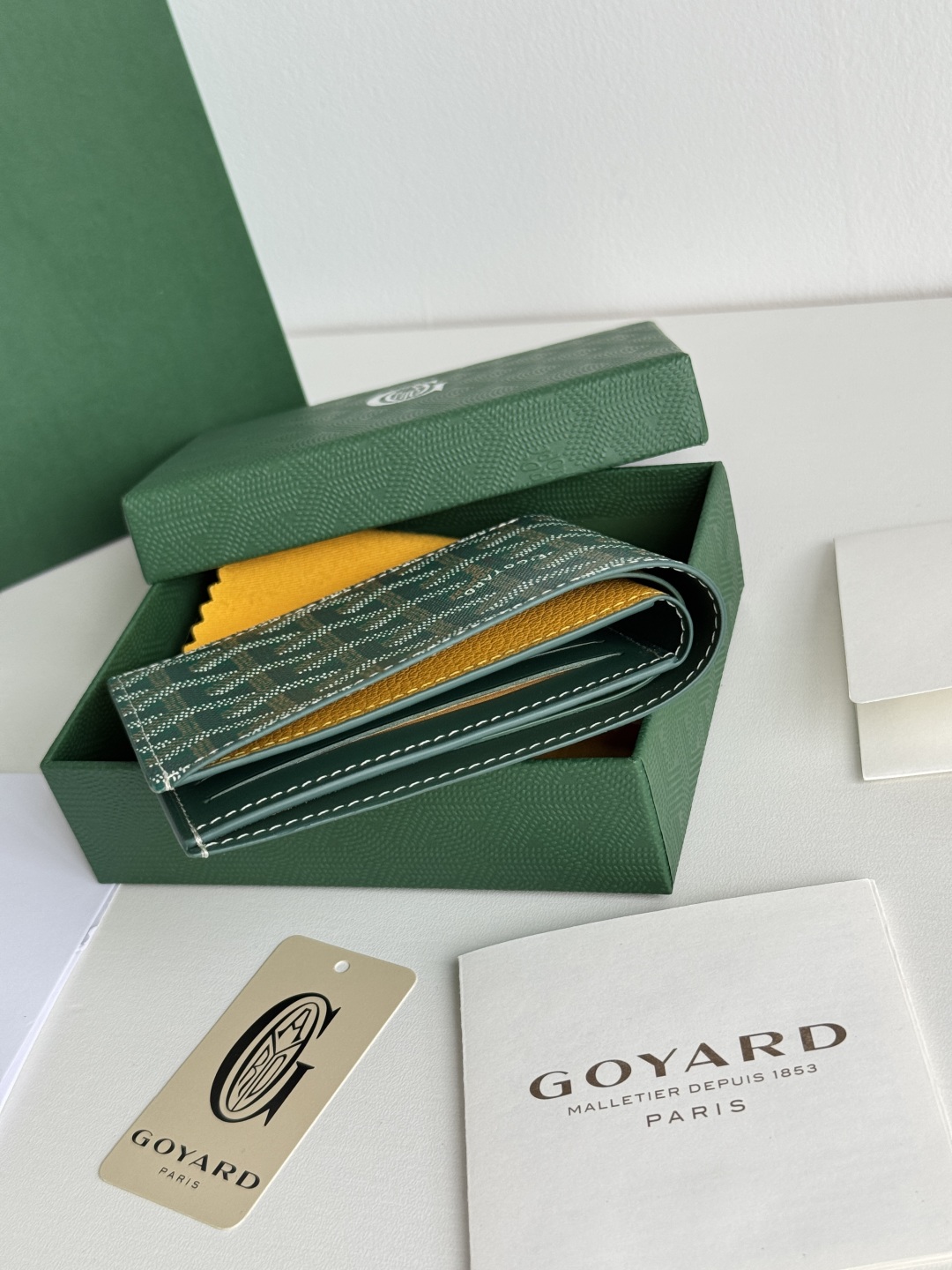 Goyard Bi-Fold Wallet - 8 Card Slots, Compact Design, Classic Style 5 cmp i1746268386744 4108 0 3