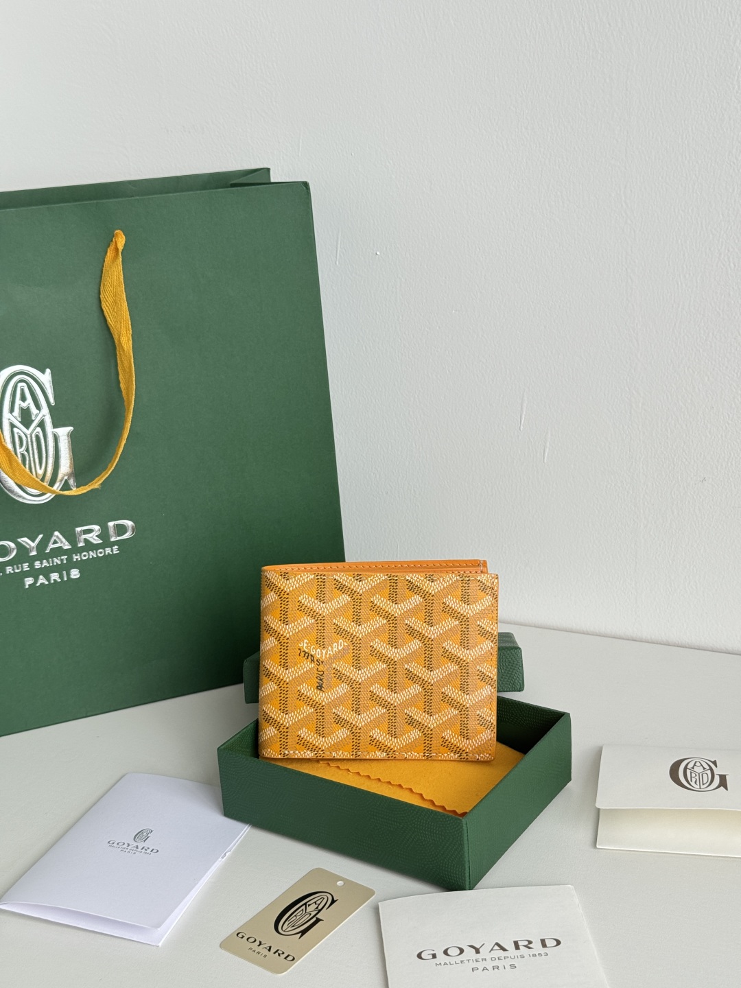 Goyard Bi-Fold Wallet with 8 Card Slots - Classic and Practical Design 2 cmp i1746268402726 5536 0 0
