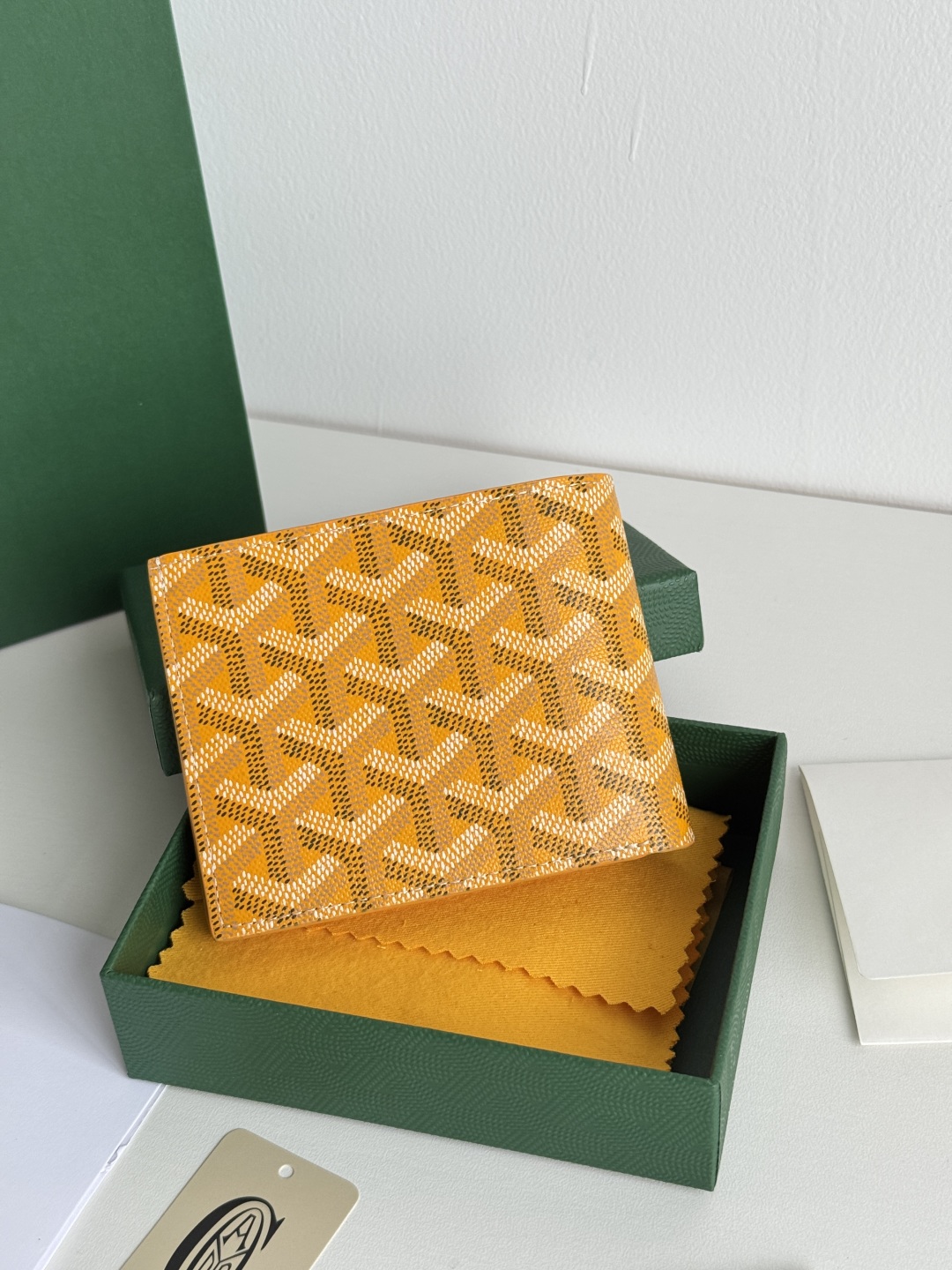 Goyard Bi-Fold Wallet with 8 Card Slots - Classic and Practical Design 4 cmp i1746268403965 5315 0 2