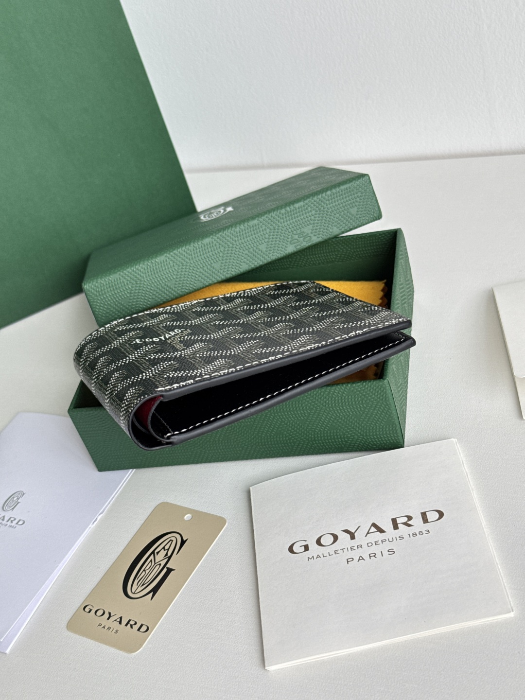 Goyard Bi-Fold Wallet with 8 Card Slots - Classic and Durable Design 5 cmp i1746268423077 8953 0 4