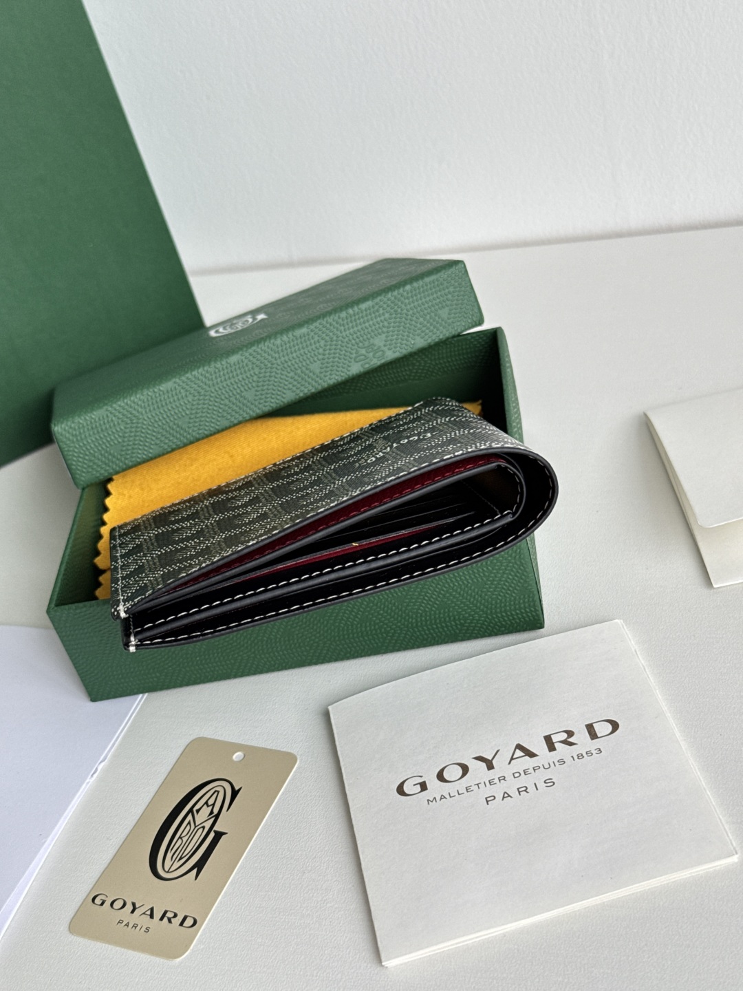 Goyard Bi-Fold Wallet with 8 Card Slots - Classic and Durable Design 4 cmp i1746268423080 1987 0 3