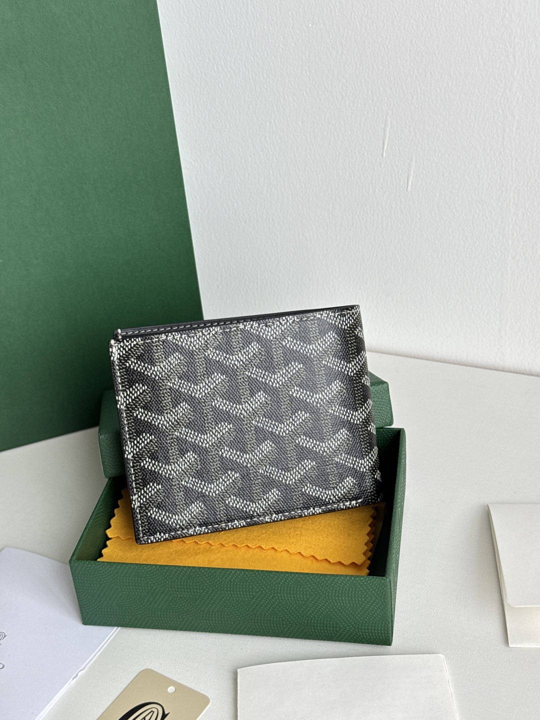 Goyard Bi-Fold Wallet with 8 Card Slots - Classic and Durable Design 3 cmp i1746268423082 8415 0 2