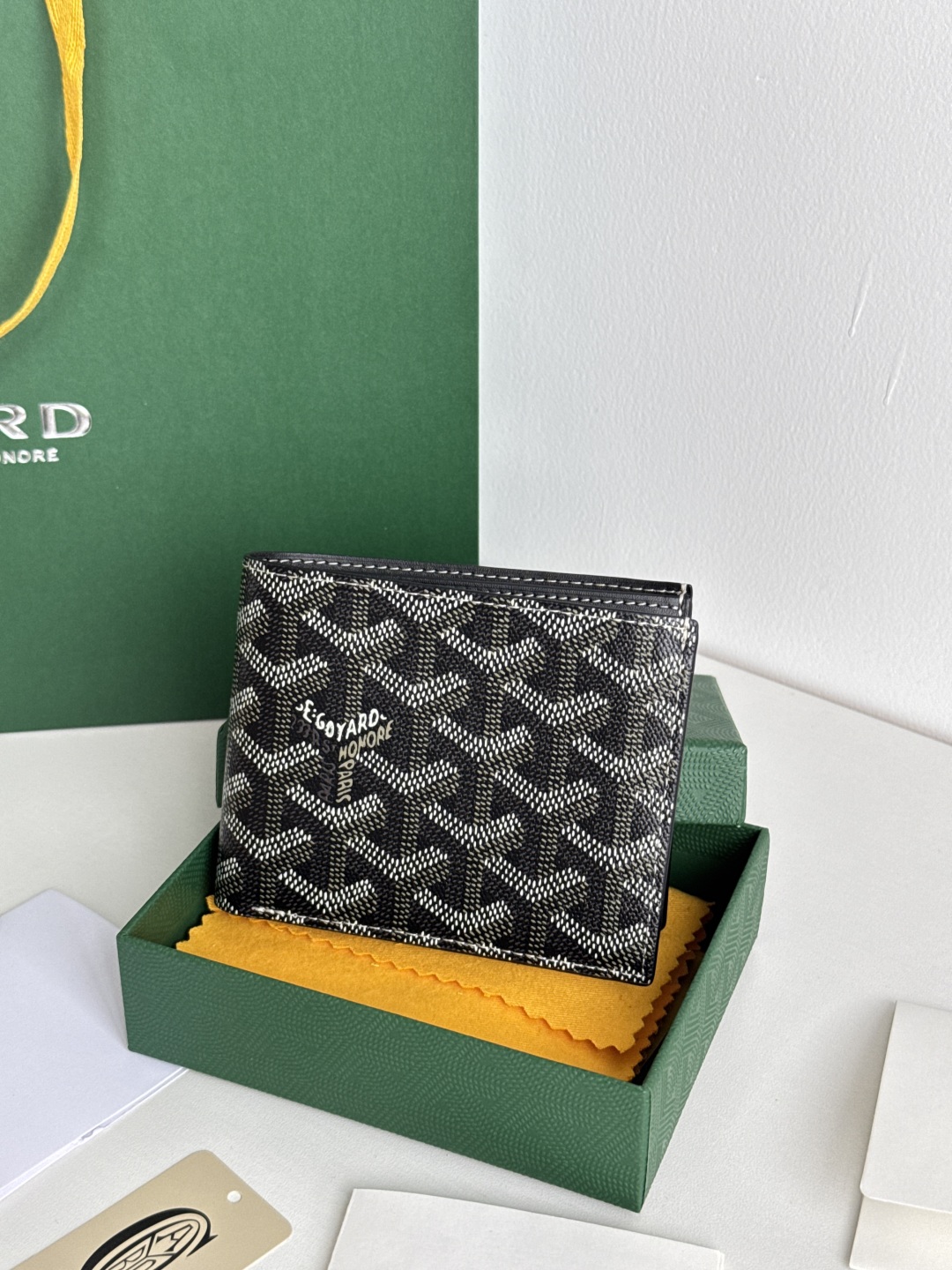 Goyard Bi-Fold Wallet with 8 Card Slots - Classic and Durable Design 2 cmp i1746268425466 6344 0 1
