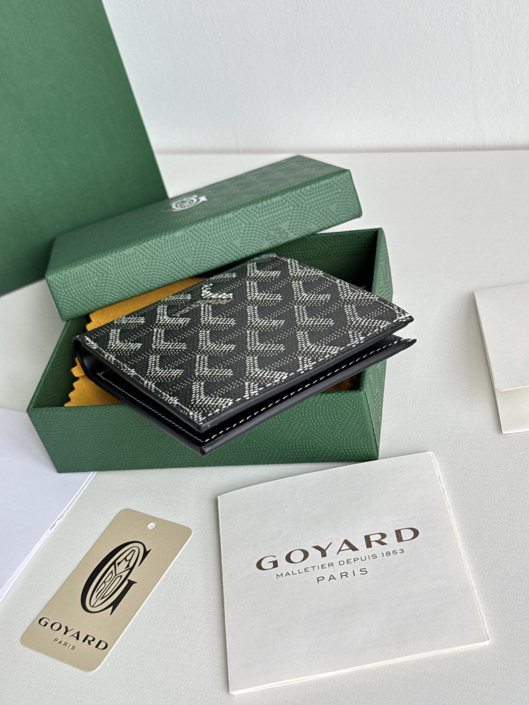 Goyard Bi-Fold Wallet with 8 Card Slots - Classic and Durable Design 6 cmp i1746268425467 9890 0 5