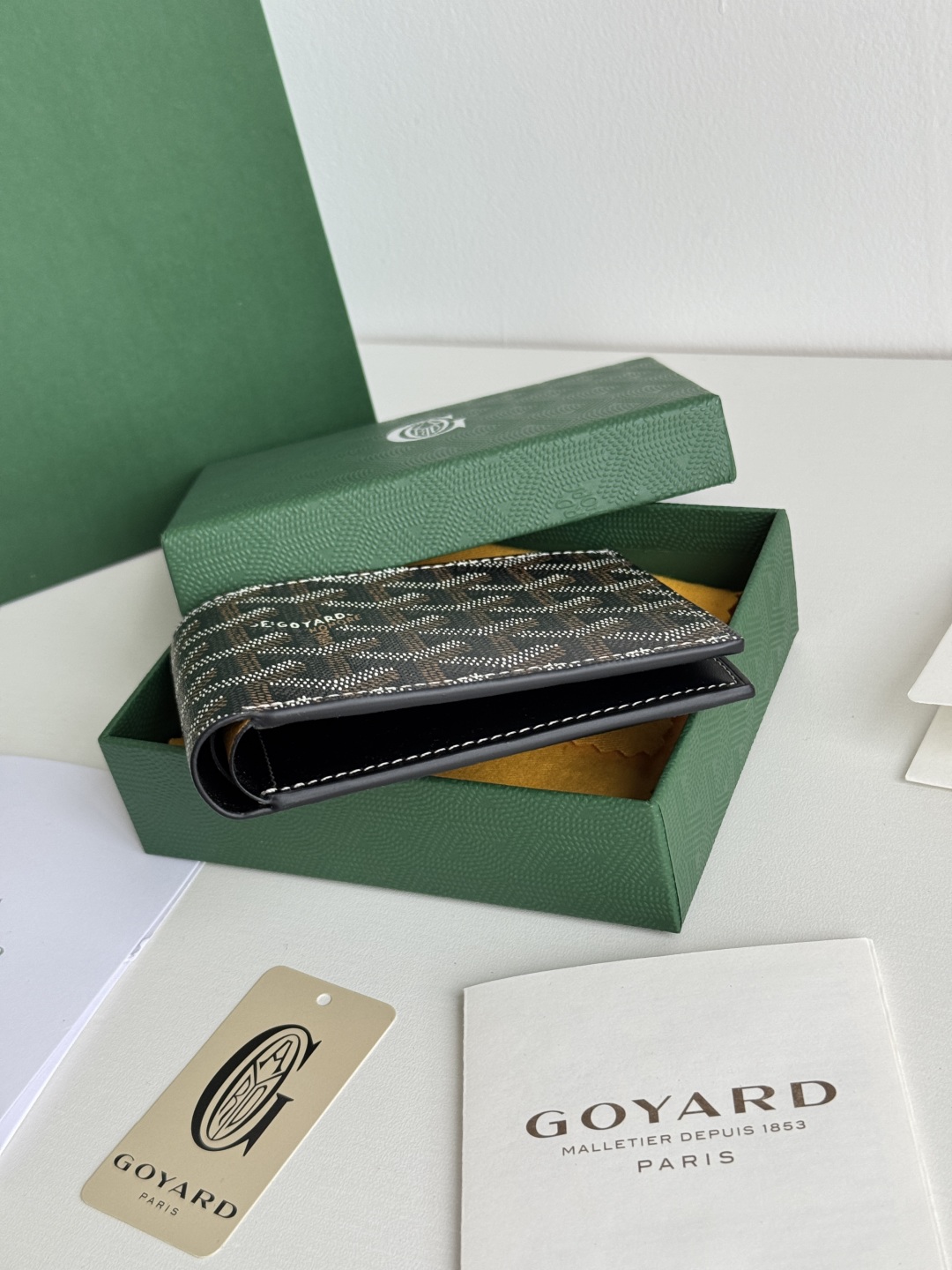 Goyard Bi-Fold Wallet with 8 Card Slots - Classic and Durable Design 5 cmp i1746268444345 9551 0 4