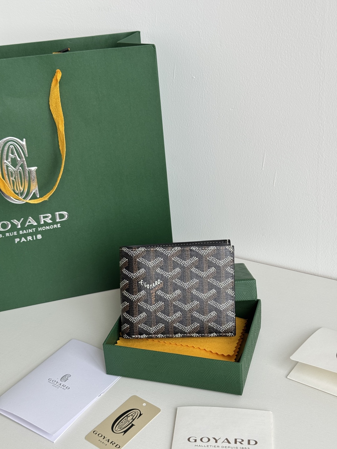 Goyard Bi-Fold Wallet with 8 Card Slots - Classic and Durable Design 1 cmp i1746268444347 1321 0 0