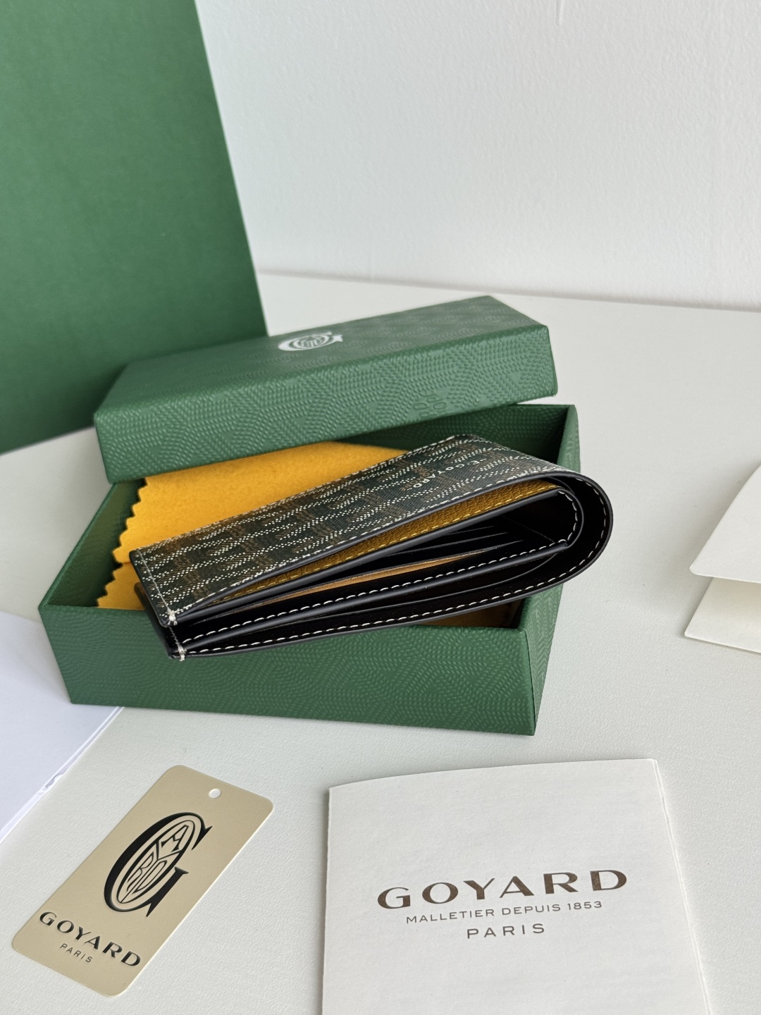 Goyard Bi-Fold Wallet with 8 Card Slots - Classic and Durable Design 4 cmp i1746268447321 2961 0 3