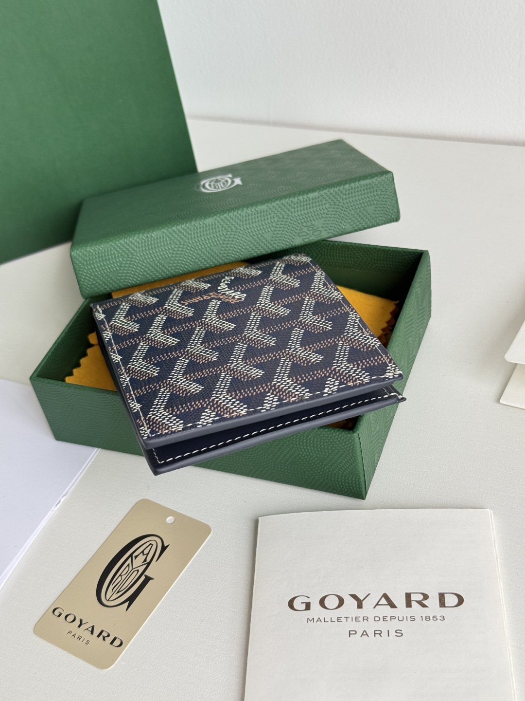 Goyard Bi-Fold Wallet with Card Slots - Classic Design, Compact Size 11*9 cm 7 cmp i1746268530662 2711 0 5