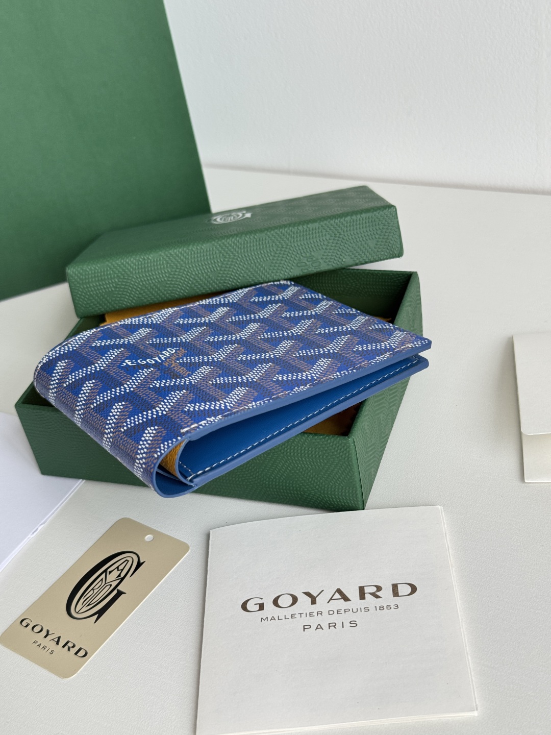 Goyard Bi-Fold Wallet, Card Holder with 8 Card Slots - Classic & Durable 6 cmp i1746268545830 9114 0 4