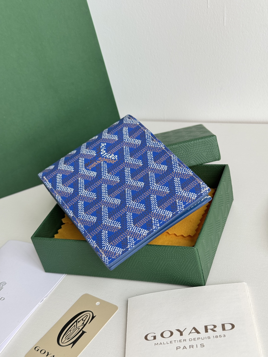 Goyard Bi-Fold Wallet, Card Holder with 8 Card Slots - Classic & Durable 7 cmp i1746268547260 5054 0 5