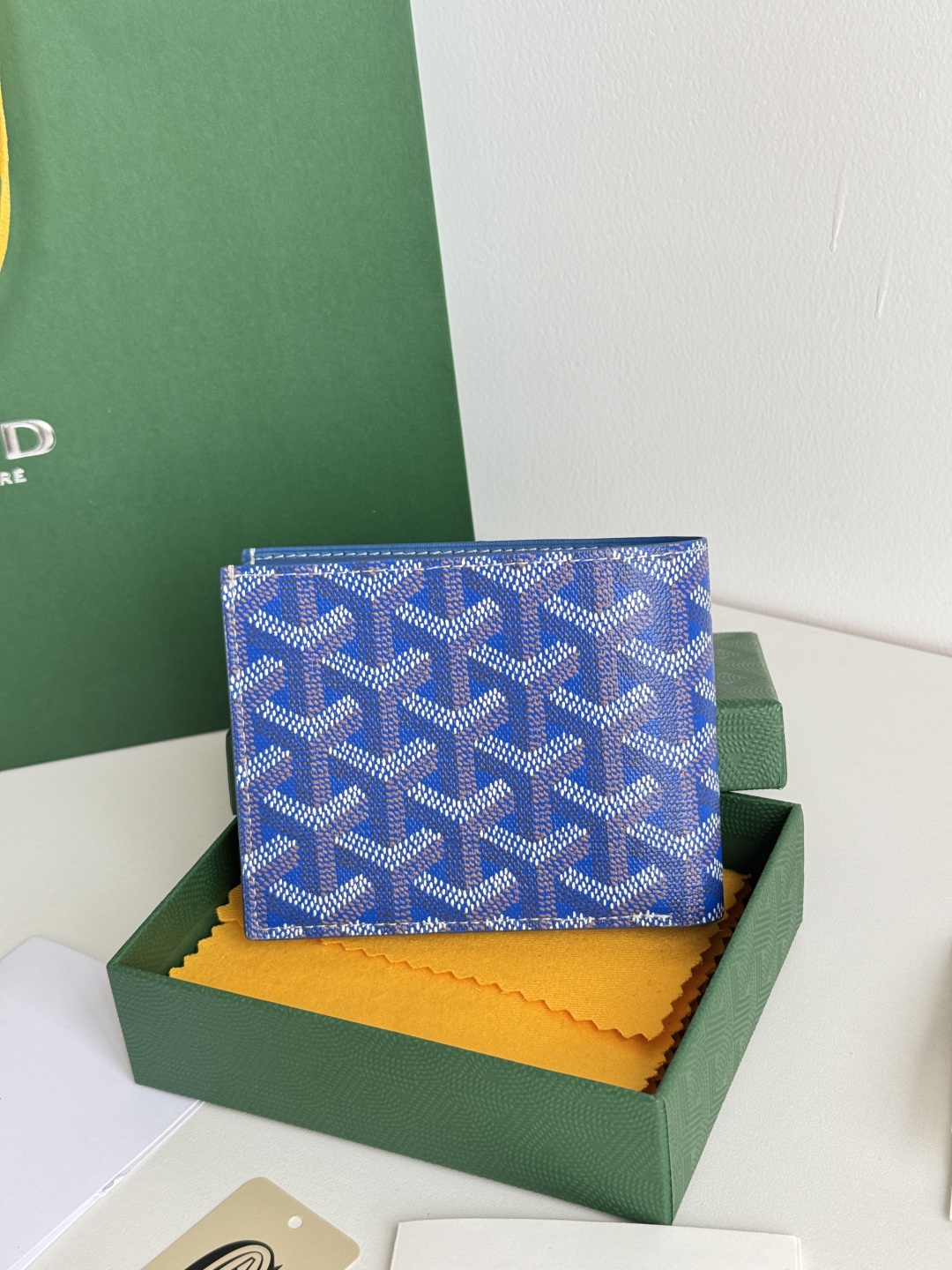 Goyard Bi-Fold Wallet, Card Holder with 8 Card Slots - Classic & Durable 4 cmp i1746268547271 8383 0 2