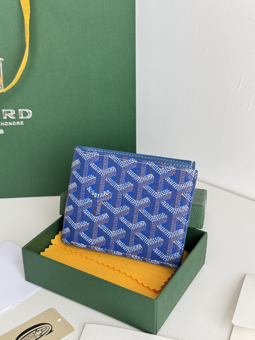 Goyard Bi-Fold Wallet, Card Holder with 8 Card Slots - Classic & Durable 3 cmp i1746268549885 155 0 1