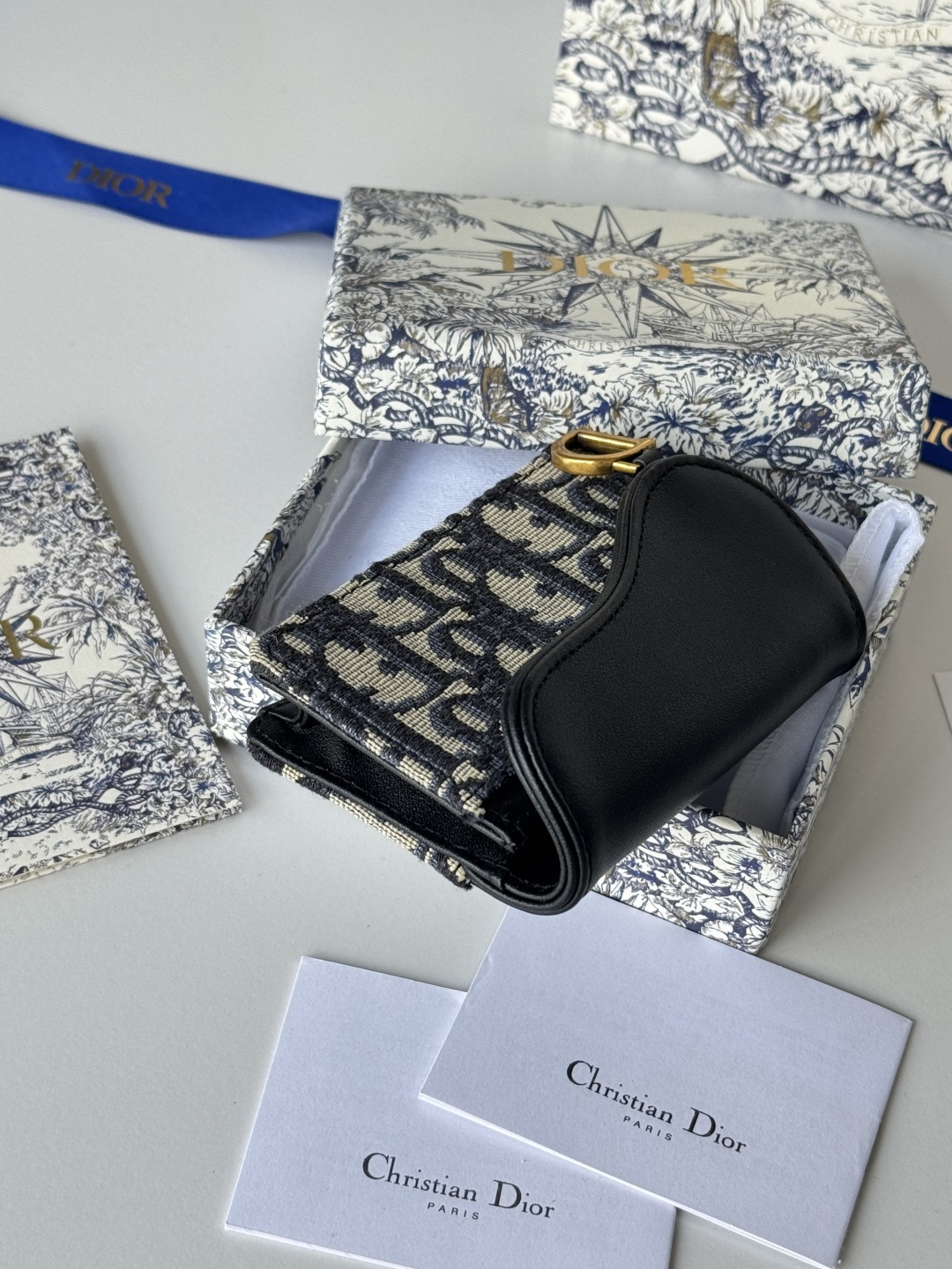 💰200💰dior专用面料配皮 拼色 D家新款马鞍小卡包出货！小小一只，能放十几张卡和几张现金，对于现在人来说足够用了！复古经典的Oblique印花，搭配精致烫金配饰"D"字样为整体增添摩登风采复古感时尚感十足&hellip;&hellip;款号5611， 尺寸：10.5*7cm