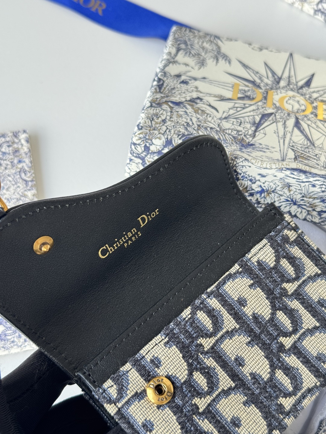 💰200💰dior专用面料配皮 拼色 D家新款马鞍小卡包出货！小小一只，能放十几张卡和几张现金，对于现在人来说足够用了！复古经典的Oblique印花，搭配精致烫金配饰"D"字样为整体增添摩登风采复古感时尚感十足&hellip;&hellip;款号5611， 尺寸：10.5*7cm