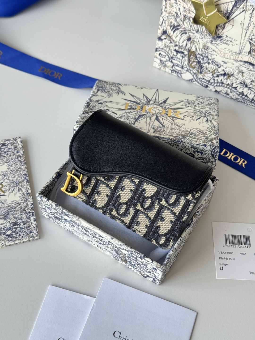 💰200💰dior专用面料配皮 拼色 D家新款马鞍小卡包出货！小小一只，能放十几张卡和几张现金，对于现在人来说足够用了！复古经典的Oblique印花，搭配精致烫金配饰"D"字样为整体增添摩登风采复古感时尚感十足&hellip;&hellip;款号5611， 尺寸：10.5*7cm
