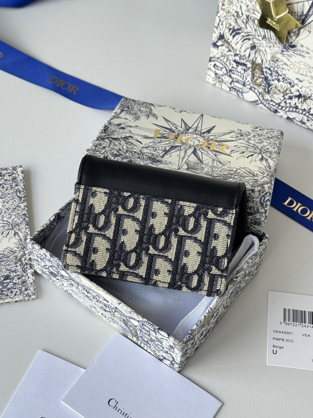 💰200💰dior专用面料配皮 拼色 D家新款马鞍小卡包出货！小小一只，能放十几张卡和几张现金，对于现在人来说足够用了！复古经典的Oblique印花，搭配精致烫金配饰"D"字样为整体增添摩登风采复古感时尚感十足&hellip;&hellip;款号5611， 尺寸：10.5*7cm