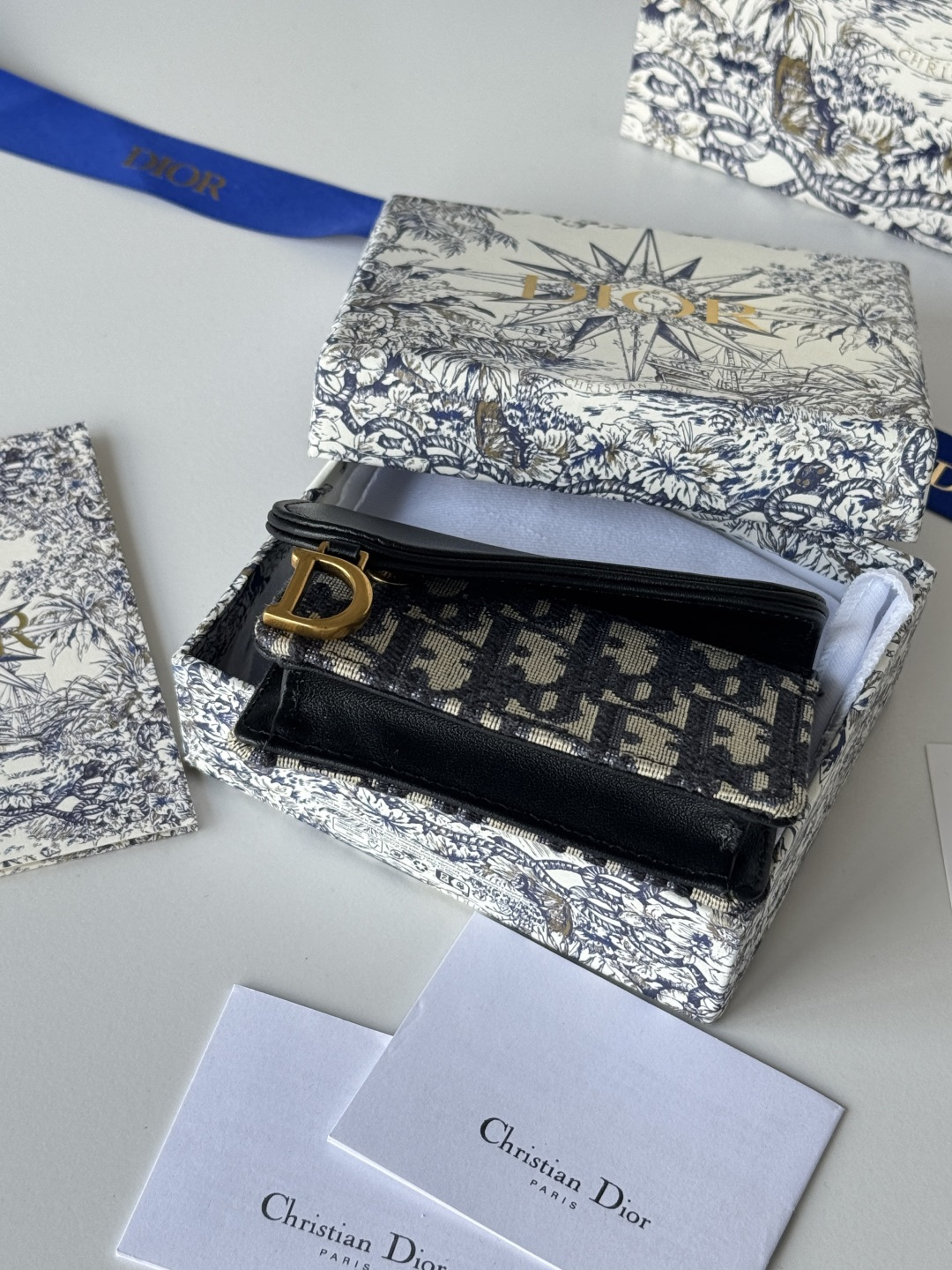 💰200💰dior专用面料配皮 拼色 D家新款马鞍小卡包出货！小小一只，能放十几张卡和几张现金，对于现在人来说足够用了！复古经典的Oblique印花，搭配精致烫金配饰"D"字样为整体增添摩登风采复古感时尚感十足&hellip;&hellip;款号5611， 尺寸：10.5*7cm