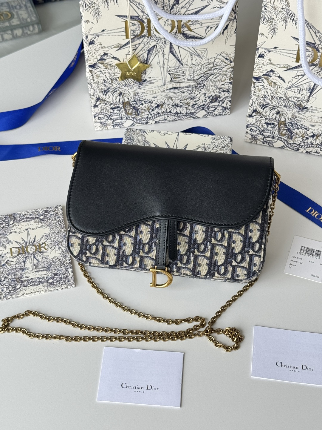 NO:619065,CD jacquard material with leather This saddle chain handbag has smooth and coordinated lines, making it a fashionable and practical item. Made of blue Denim Dior Oblique  Carefully crafted from jacquard fabric, the classic Dior pattern is reinterpreted with an irregular stonewash effect to highlight the fashionable style. It is paired with an asymmetric flap and antique gold-finish metal stirrup D-shaped pendant. The spacious internal compartment can store a variety of daily necessities and is equipped with a chain for easy shoulder or cross-body wear. Can be easily matched with other saddle series items. Flip closure No.: S5907CTZQ_M928 Front stirrup D  Shape pendant 1 compartment 6 card slots 1 slip pocket - No. S5097 Dimensions: 21.5x12.5x3.7 cm (length x height x width) can store 1 mobile phone, 1 card holder and lipstick Chain length: 118 cm Length from the top of the chain to the top of the bag: 57 cm Weight: about 280 grams, Dior wallet, dior, dior, wallets19860909CD提花料配皮 这款马鞍链条手袋线条流畅协调,是一款时尚且实用的单品.采用蓝色Denim Dior Oblique 提花面料精心制作,以不规则的石洗效果焕新演绎经典的Dior图案,彰显时髦风范,搭配不对称翻盖和复古金色饰面金属马镫D形吊饰.宽敞的内部隔层可收纳各种日常用品,搭配链条,便于肩背或斜挎.可与其他马鞍系列单品轻松搭配. 翻盖开合 编号:S5907CTZQ_M928 正面马镫 D 形吊饰1个隔层6个卡槽1个插袋-编号S5097 尺寸:21.5x12.5x3.7厘米(长x高x宽)可收纳1部手机、1个卡夹和唇膏链条长度:118 厘米 链条顶端至手袋顶端长度:57厘米重量:约280克,迪奥钱包,dior,dior,wallets,Bag