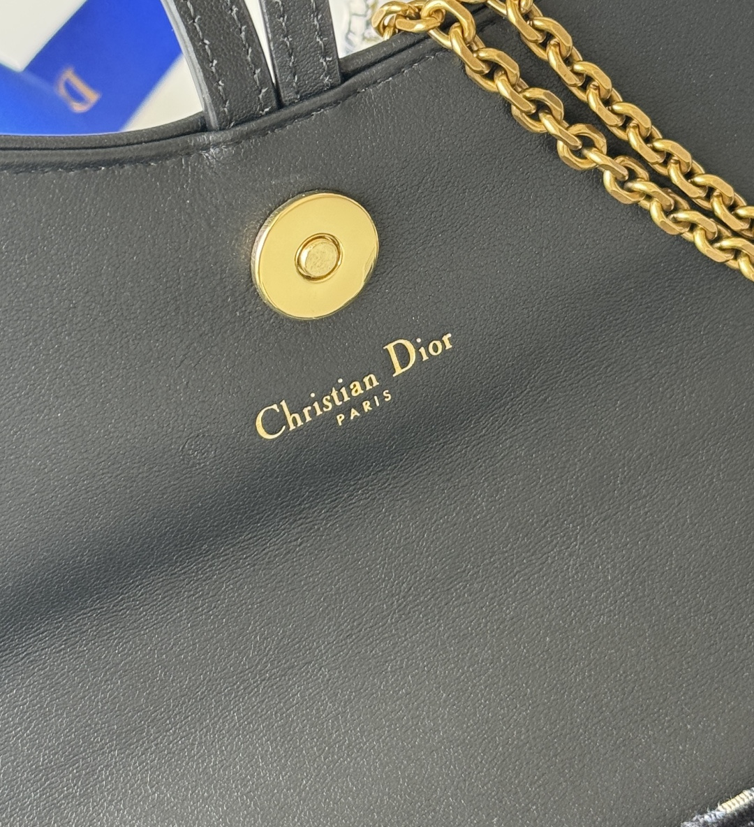 Dior CD提花料配皮 这款马鞍链条手袋线条流畅协调 是一款 且实用的单品
