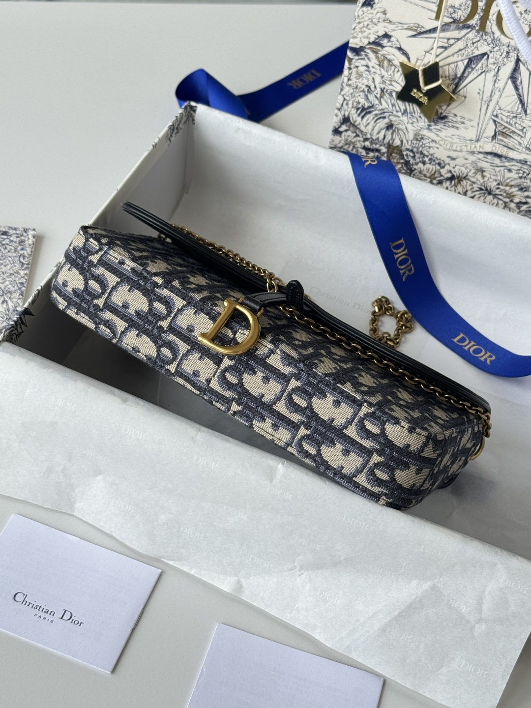 Dior CD提花料配皮 这款马鞍链条手袋线条流畅协调 是一款 且实用的单品