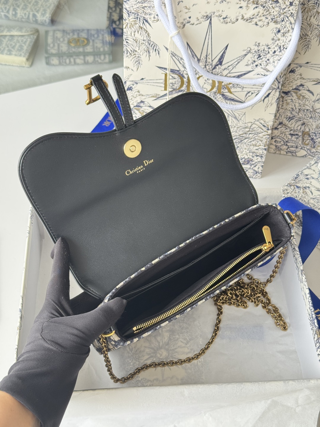 Dior CD提花料配皮 这款马鞍链条手袋线条流畅协调 是一款 且实用的单品