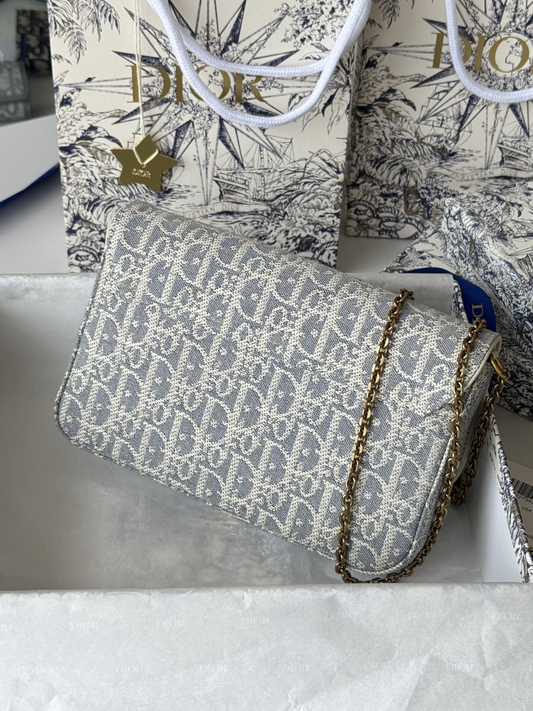 Dior 这款马鞍链条手袋线条流畅协调 是一款 且实用的单品 采用蓝色Denim Dior Oblique 提花面料精心制作