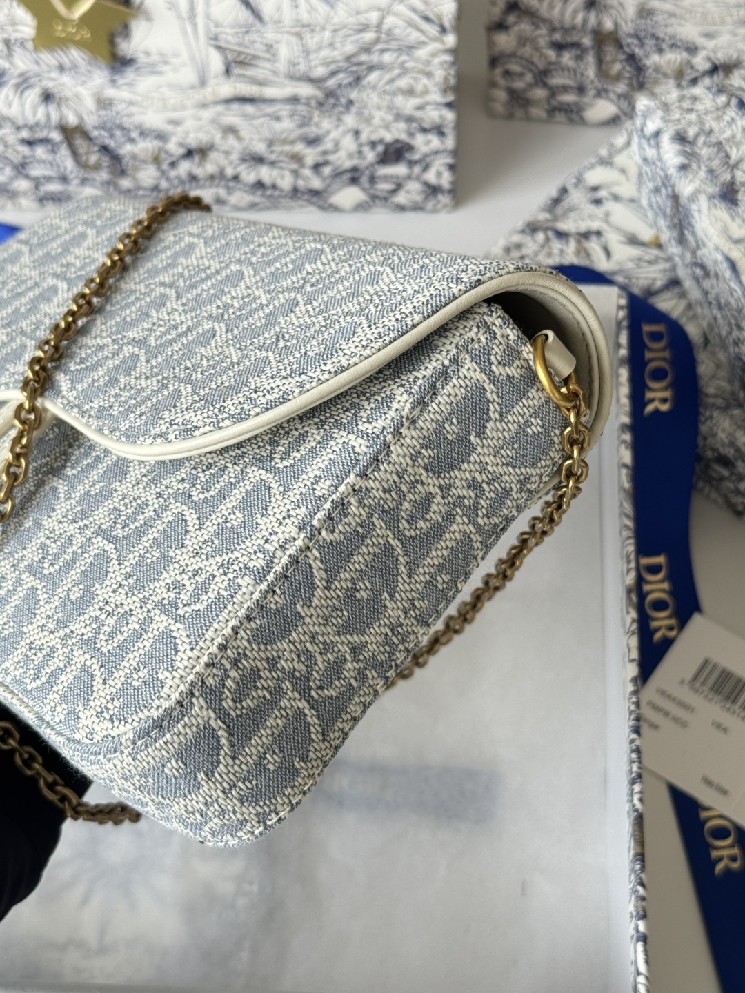 Dior 这款马鞍链条手袋线条流畅协调 是一款 且实用的单品 采用蓝色Denim Dior Oblique 提花面料精心制作
