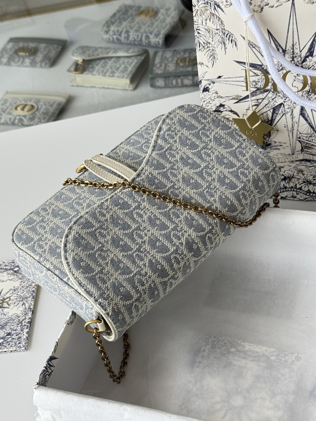 Dior 这款马鞍链条手袋线条流畅协调 是一款 且实用的单品 采用蓝色Denim Dior Oblique 提花面料精心制作