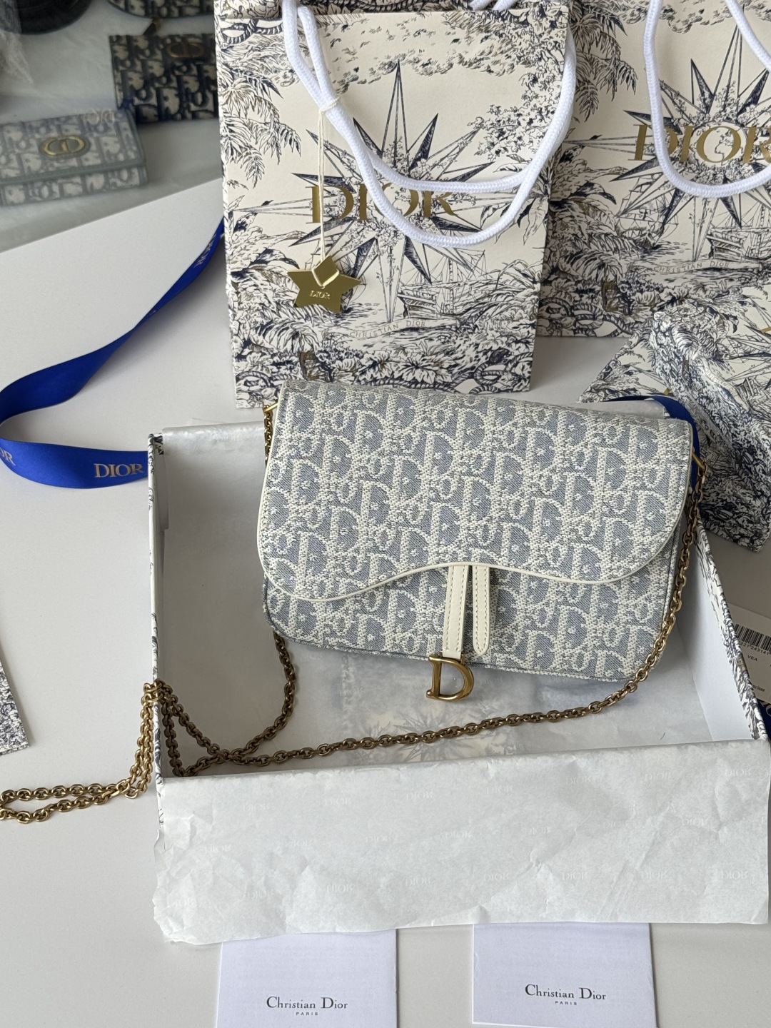 Dior 这款马鞍链条手袋线条流畅协调 是一款 且实用的单品 采用蓝色Denim Dior Oblique 提花面料精心制作
