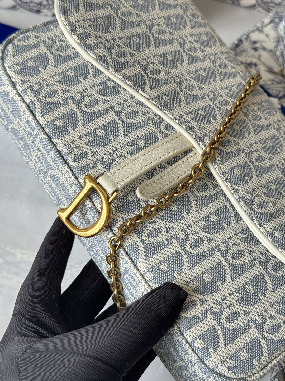 Dior 这款马鞍链条手袋线条流畅协调 是一款 且实用的单品 采用蓝色Denim Dior Oblique 提花面料精心制作