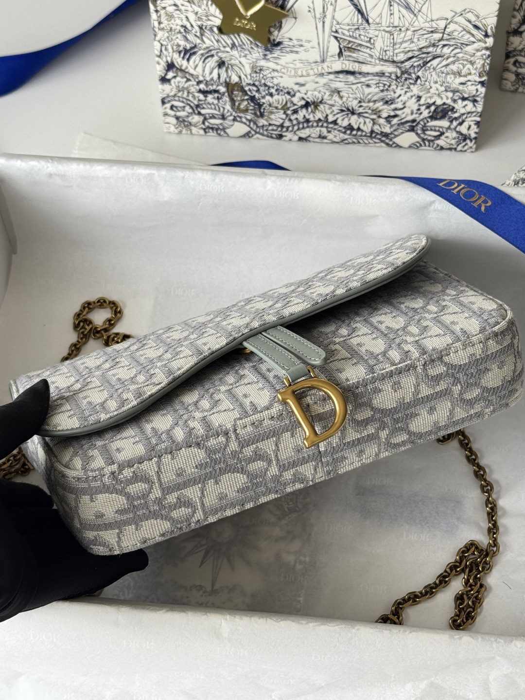 Dior 这款马鞍链条手袋线条流畅协调 是一款 且实用的单品 采用蓝色Denim Dior Oblique 提花面料精心制作