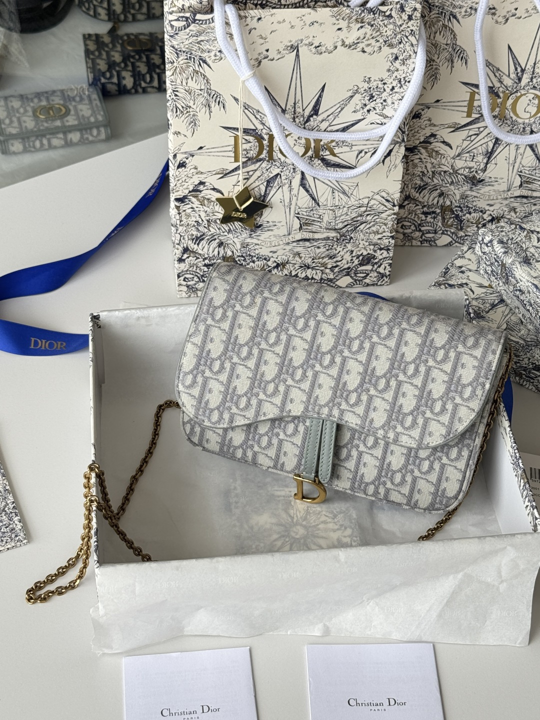 Dior 这款马鞍链条手袋线条流畅协调 是一款 且实用的单品 采用蓝色Denim Dior Oblique 提花面料精心制作