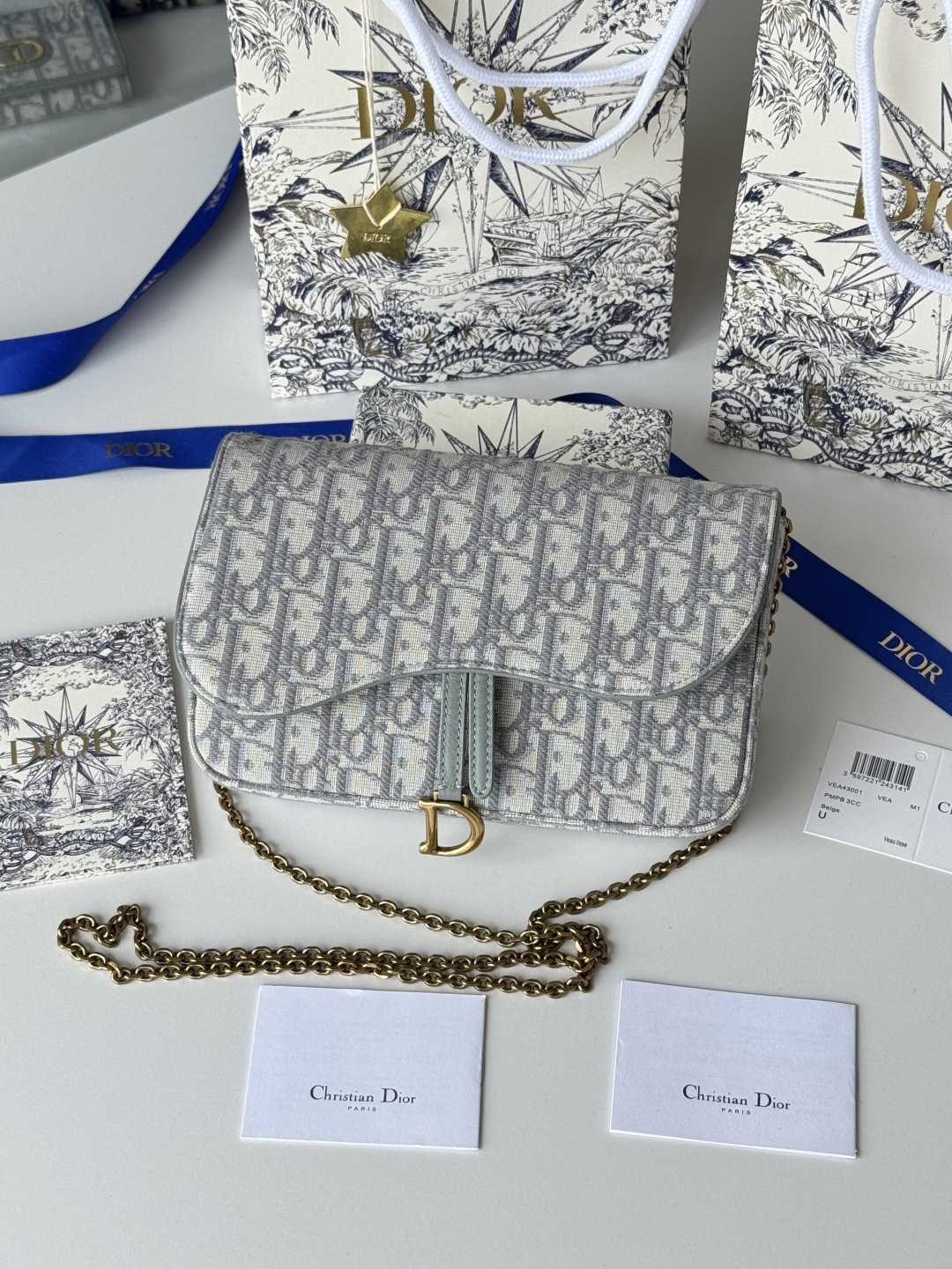 NO:673743,This saddle chain handbag has smooth and harmonious lines, making it a fashionable and practical item. Carefully crafted from blue Denim Dior Oblique jacquard fabric, the classic Dior pattern is reinterpreted with an irregular stonewash effect to highlight the fashionable style. It is equipped with an asymmetric flap and a metal stirrup D-shaped charm with antique gold finish. The spacious internal compartment can store a variety of daily necessities, and it can be worn on the shoulder or cross-body with a chain. It can be easily matched with other saddle series items. Flap closure  No.: S5907CTZQ_M928 Front stirrup D-shaped pendant 1 compartment 6 card slots 1 slip pocket - No. S5097 Dimensions: 21.5x12.5x3.7 cm (LxHxW) Can store 1 mobile phone, 1 card holder and lipstick Chain length: 118 cm  Length from the top of the chain to the top of the handbag: 57 cm Weight: about 280 grams, Dior wallet, dior, wallets19860909这款马鞍链条手袋线条流畅协调,是一款时尚且实用的单品.采用蓝色Denim Dior Oblique 提花面料精心制作,以不规则的石洗效果焕新演绎经典的Dior图案,彰显时髦风范,搭配不对称翻盖和复古金色饰面金属马镫D形吊饰.宽敞的内部隔层可收纳各种日常用品,搭配链条,便于肩背或斜挎.可与其他马鞍系列单品轻松搭配. 翻盖开合 编号:S5907CTZQ_M928 正面马镫 D 形吊饰1个隔层6个卡槽1个插袋-编号S5097 尺寸:21.5x12.5x3.7厘米(长x高x宽)可收纳1部手机、1个卡夹和唇膏链条长度:118 厘米 链条顶端至手袋顶端长度:57厘米重量:约280克,Dior钱包,dior,wallets,欧美剧