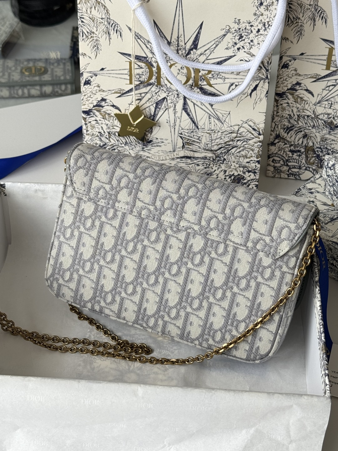 Dior 这款马鞍链条手袋线条流畅协调 是一款 且实用的单品 采用蓝色Denim Dior Oblique 提花面料精心制作
