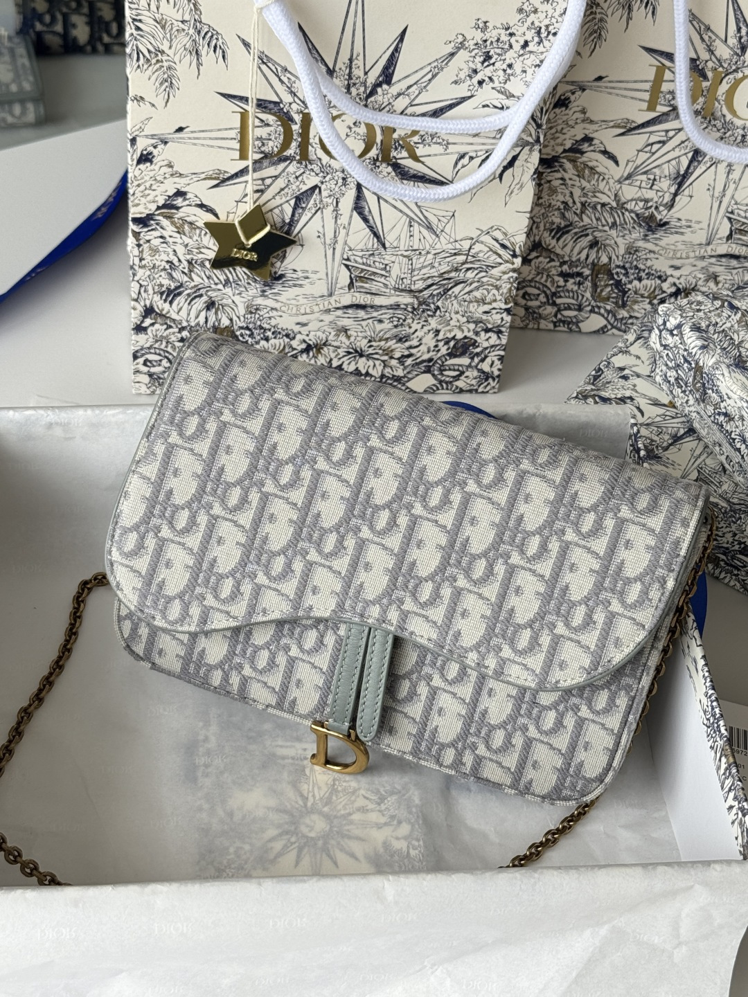 Dior 这款马鞍链条手袋线条流畅协调 是一款 且实用的单品 采用蓝色Denim Dior Oblique 提花面料精心制作