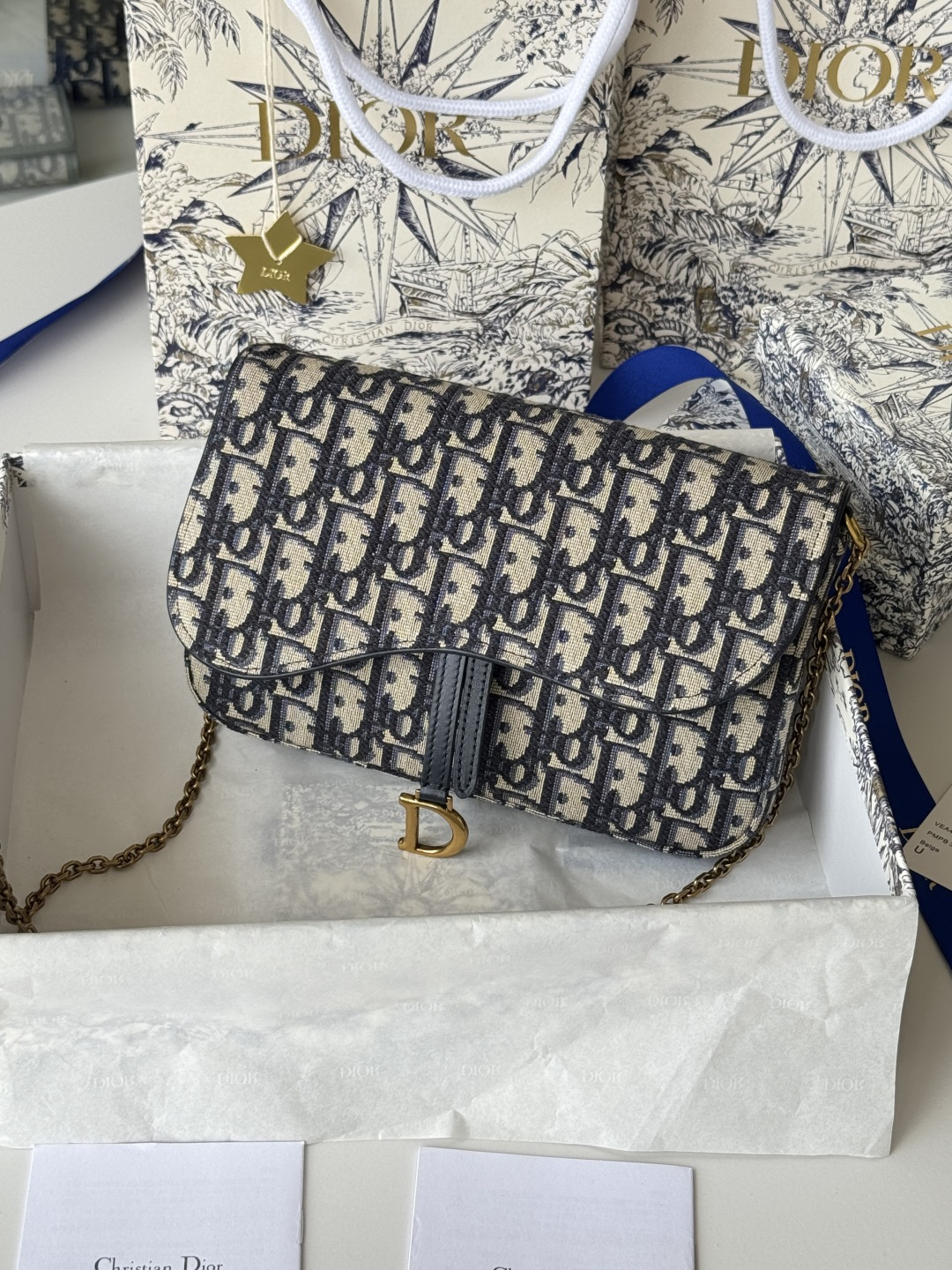 Dior 这款马鞍链条手袋线条流畅协调 是一款 且实用的单品 采用蓝色Denim Dior Oblique 提花面料精心制作