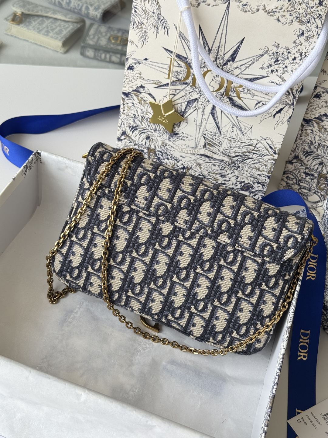 Dior 这款马鞍链条手袋线条流畅协调 是一款 且实用的单品 采用蓝色Denim Dior Oblique 提花面料精心制作