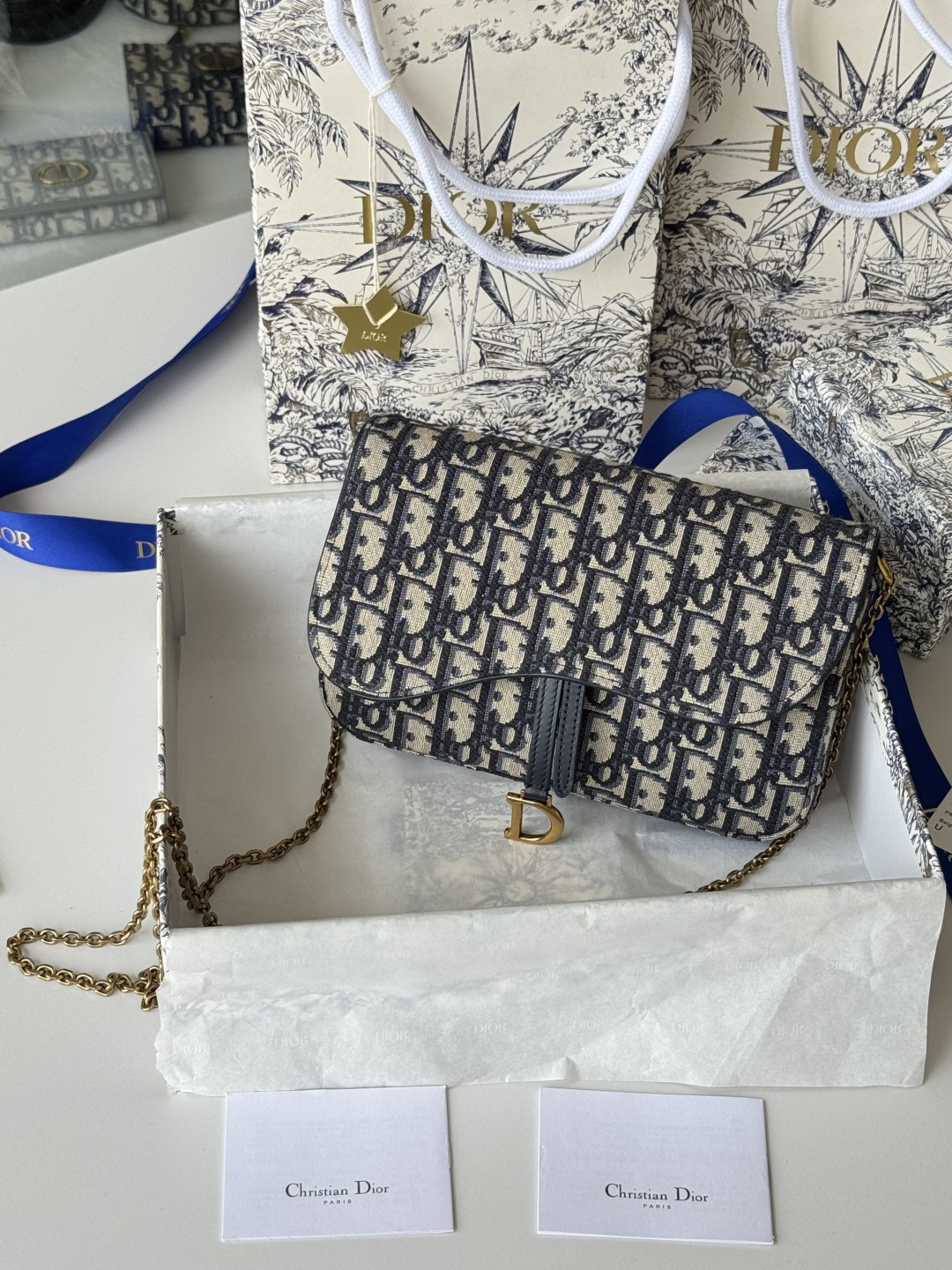 Dior 这款马鞍链条手袋线条流畅协调 是一款 且实用的单品 采用蓝色Denim Dior Oblique 提花面料精心制作